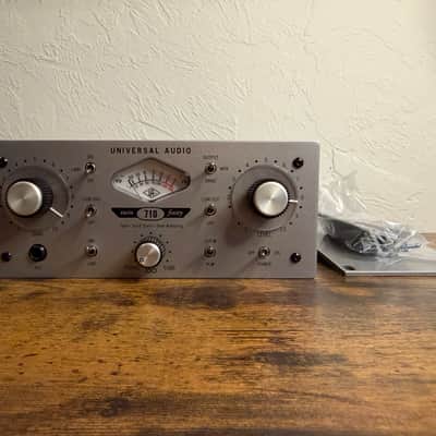 Universal Audio 710 Twin-Finity Microphone Preamp 2009 - Present - Silver image 2