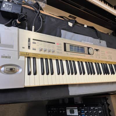 Korg TRITON LE 61 key synthesizer, piano/vintage keyboard 16mg //ARMENS// image 5