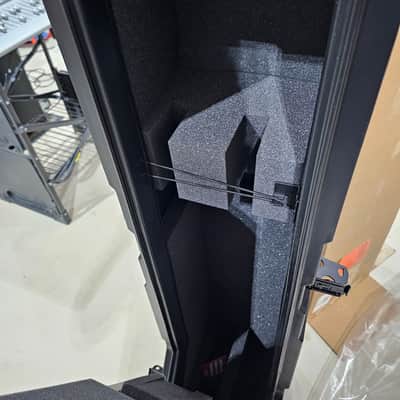 Gator GTR-MINIVAULT-B2 Mini Vault for 2 Electric Bass Guitars image 9