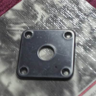 new in package Allparts AP-0633-023 Black Plastic Square Jackplate for Les Paul (this item is packaged by the manufacturer WITHOUT the screws - but I AM including screws), Allparts AP-0633-023 Black Plastic Square Jack Plate image 6