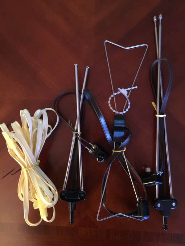 4-Piece AM/FM/TV Antenna Lot image 1