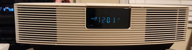 Bose Bose AWR1-1W is an AM/FM stereo clock radio 90s - White image 1