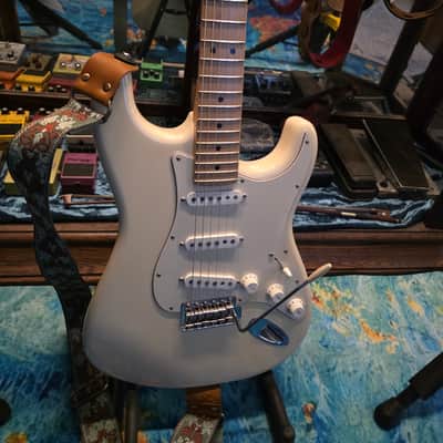 Fender American Special Stratocaster with Maple Fretboard 2015 - 2018 - Olympic White image 2