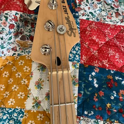 Squier Affinity Jazz Bass with Maple Fretboard 2020 - Present - 3-Color Sunburst image 3