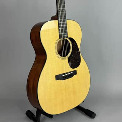 Martin 000-18 Acoustic Guitar W/Hardshell Case - Natural image 3