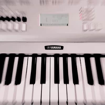 MUST SEE!!! YAMAHA DGX 220 SEMI-WEIGHTED 76-KEY DIGITAL PIANO IN AMAZING CONDITION! image 7