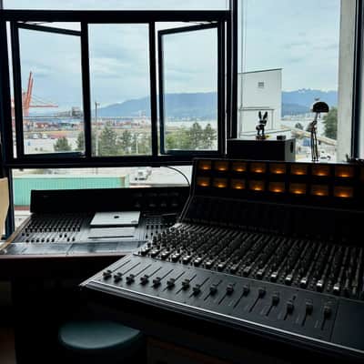 API 1608 16-Channel 8-Bus Recording Console (Loaded, 12x 550A / 2x 550B 4x 560) 2010s - Black image 7