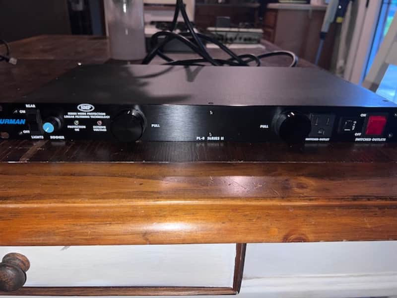 Furman PL-8 Series II Power Conditioner - 8 Outlets, W/ Lights image 1