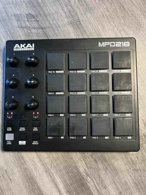 Akai MPD218 2015 - Present - Black