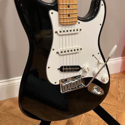 Fender American Standard Stratocaster with Maple Fretboard, Tremolo, 1995 - Black image 2