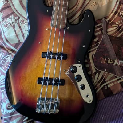 Squier Classic Vibe '60s Jazz Bass Fretless 2019 - Present - 3-Color Sunburst image 3