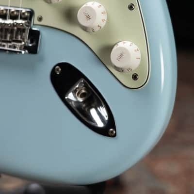 Fender Limited Edition Vintera II Road Worn '60s Stratocaster Electric Guitar - Sonic Blue with Hardshell Case image 11