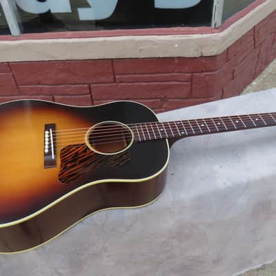 GIBSON J-35 ACOUSTIC CUSTOM SHOP 1936 REISSUE near MINT! image 2