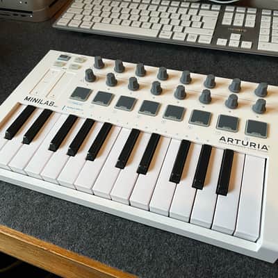 Arturia MiniLab MkII 25-Key MIDI Controller 2017 - Present - White image 2
