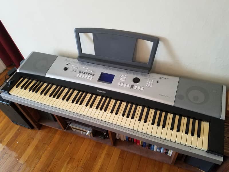 Yamaha DGX-520 88-key piano w\ stand image 1