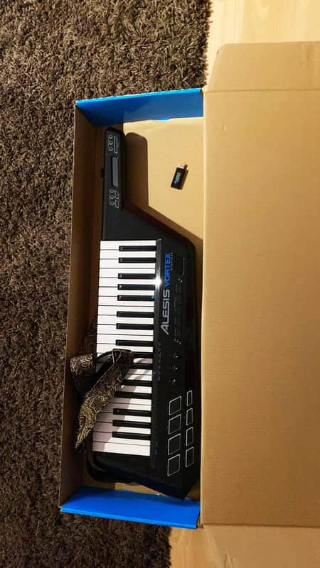 Alesis Vortex Wireless 2 Keyboard Controller 37 Key USB Keytar image 1