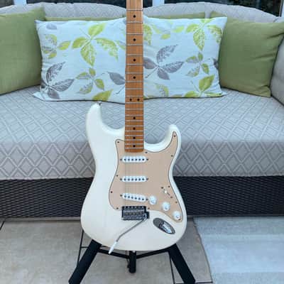 Fender Standard Stratocaster with Maple Fretboard 2014 - Arctic White image 2