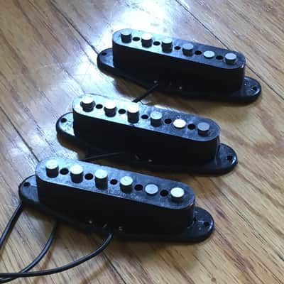 3 Vintage Fender Strat Pickups Set Squier? Black Plastic Bobbin Staggered Poles image 2