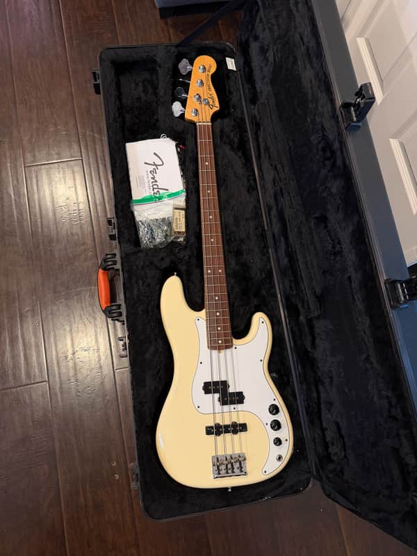 Fender American Deluxe Precision Bass with Rosewood Fretboard 2011 - 2015 - Olympic White image 1