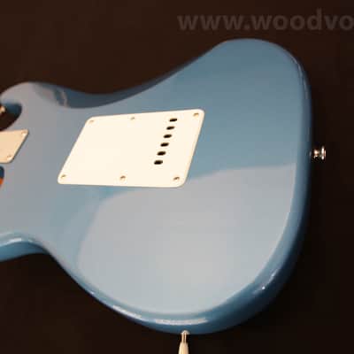 Squier Classic Vibe '60s Stratocaster with Laurel Fretboard 2019 - Present - Lake Placid Blue image 5