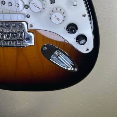 Fender G-5 VG Stratocaster 2012 - 2015 - 3-Color Sunburst w/ Gig Bag image 3