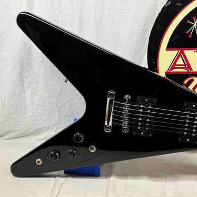 Gibson DSVE00EBCH1 '80s 1980s Flying V Guitar with Case 2023 - Ebony / Black image 3