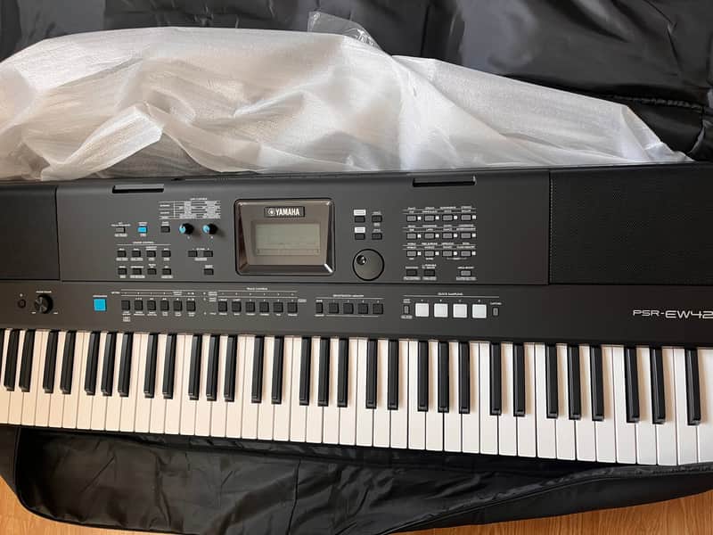 Yamaha PSR-EW425 76-Key Portable Keyboard 2021 - Present - Black image 1