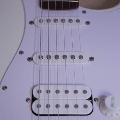 Squier Bullet Stratocaster HSS HT 2021 - Arctic White image 8