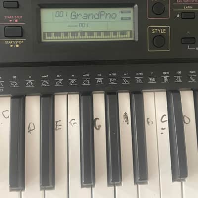 Yamaha PSR-E273 61-Key Arranger Keyboard 2020 - Present - Black image 2
