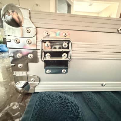 AS NEW Warwick - Buzzard / Stryker - Professional Line - Electric Bass Flight Case (RockCase) 2020's - Aluminum / SIlver image 24