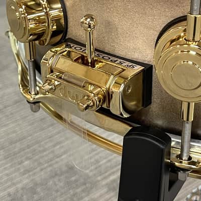 DW COLLECTOR'S 14X5 SSC MAPLE SNARE DRUM NATURAL TO EBONY SATIN OIL BURST | GOLD HARDWARE - FLOOR MODEL image 6
