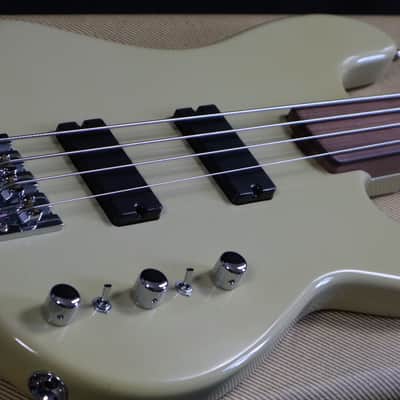 Hot Wire Bass Prezz Fretless 2022 - Nitro image 2