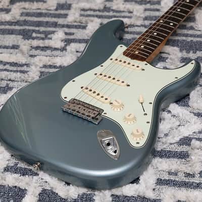 Fender Vintera '60s Stratocaster with Pau Ferro Fretboard 2019 - 2023 - Ice Blue Metallic image 3