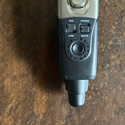 Xvive U3 Wireless Microphone System - Black two receivers one transmitter image 5