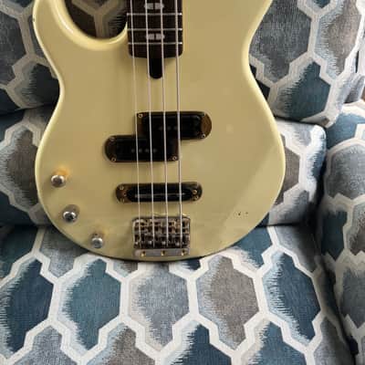 LEFT HANDED YAMAHA BB1600 BASS GUITAR image 2