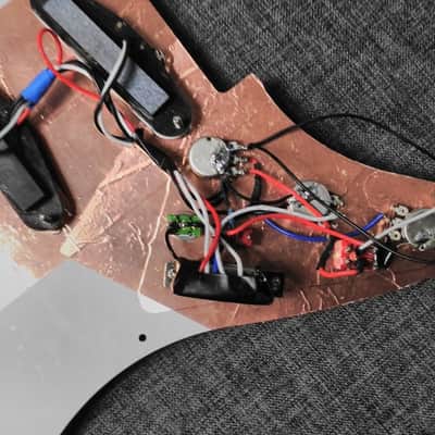 pickguard sss micro wilkinson - 2 volumes, women tone, bass cut & neck switch image 4