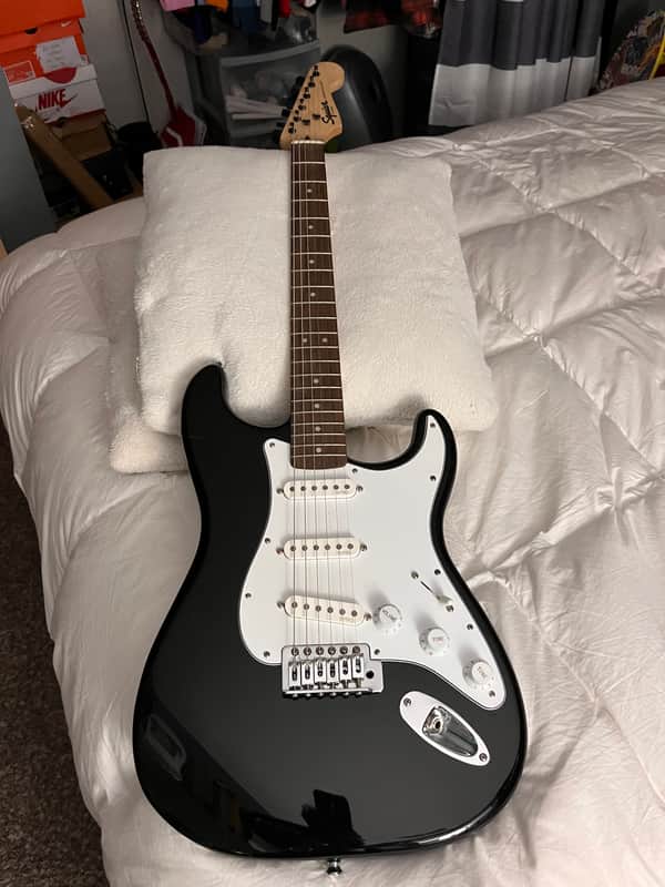 Squier Stratocaster 2019 - Black gloss image 1