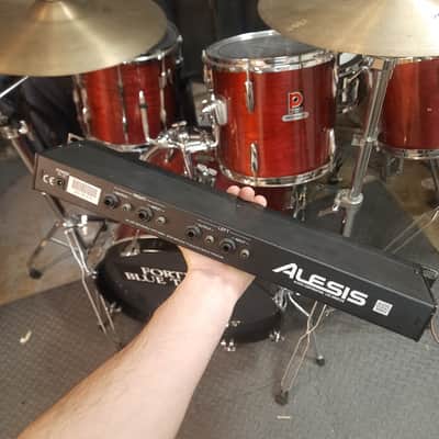 Alesis M-EQ 230 - 30 Band 12dB Graphic Equalizer, Stereo image 3