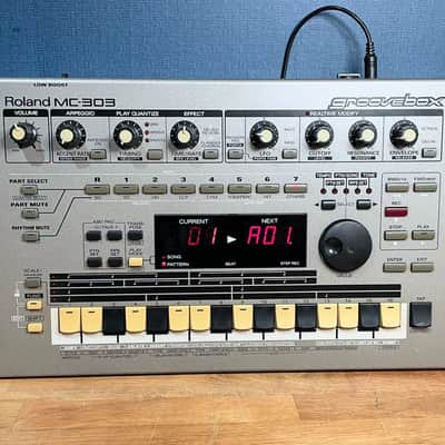 Roland MC-303 Classic Groovebox - Silver