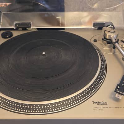 Technics SL-1300 Direct Drive Automatic Player System Turntable 1974 - 1978 - Silver image 2
