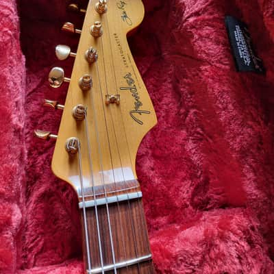 Near Mint!!! Fender Signature Stevie Ray Vaughan Stratocaster 3-Color Sunburst, Pro Set image 5