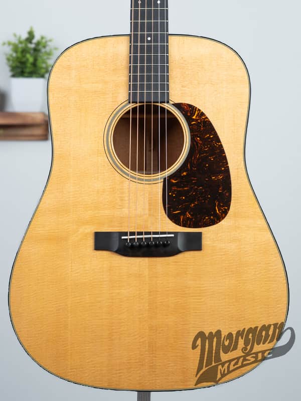 Martin D-18 - Natural image 1
