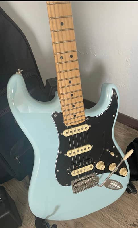 Fender Player Stratocaster HSS with Maple Fretboard 2021 - Sonic Blue