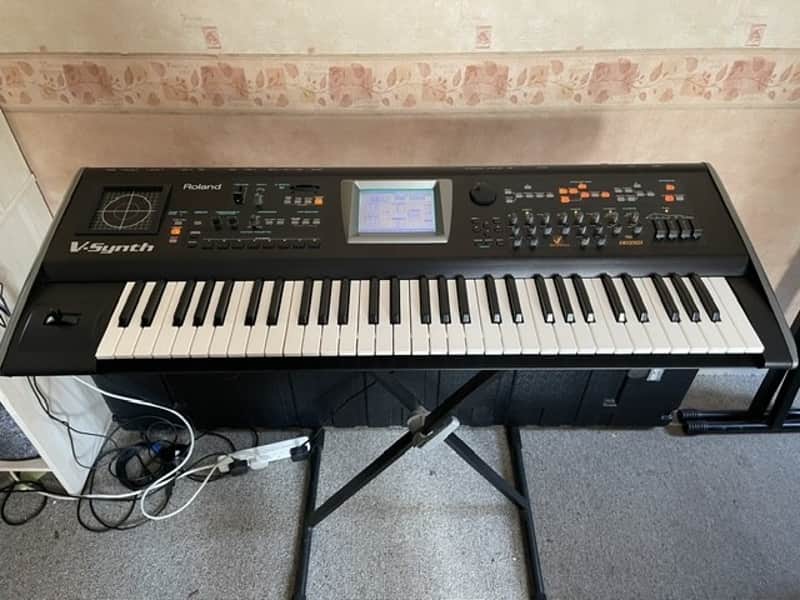 Roland V-Synth v2 /w pcmcia adapter/SD card, x-stand and custom fight case