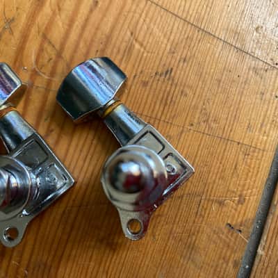 Squier Logo Chrome Enclosed Guitar Machine Heads Tuners 6 - in - line CXS image 6