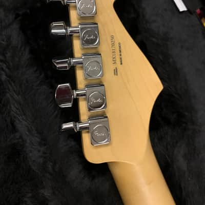 Fender Player Stratocaster Left-Handed with Maple Fretboard 2019 - Present - 3-Color Sunburst image 4
