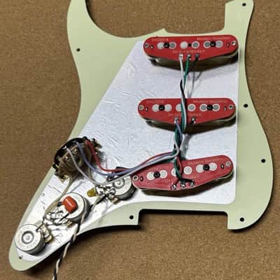 SHG5014™ Hot Modern Noiseless Loaded Stratocaster Pickguard 60'S Mint Green Pearloid USA Spec Wiring image 4
