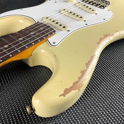 Fender Custom Shop 1967 Stratocaster, Heavy Relic- Aged Vintage White image 5
