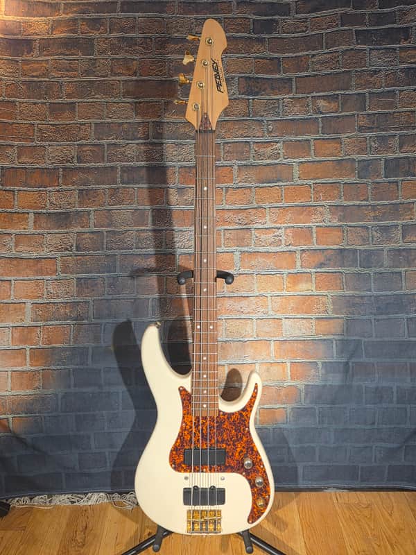 Peavey USA Axcelerator Plus 4-String Bass Vintage White image 1