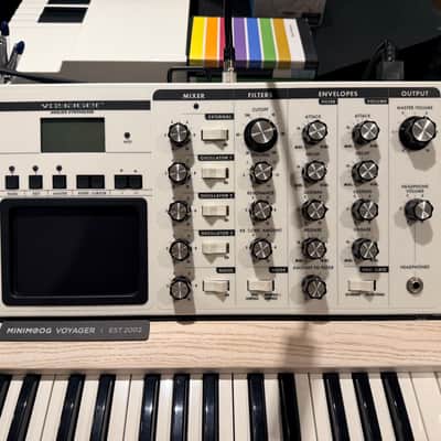 Moog Minimoog Voyager 2015 - Lunar White image 16